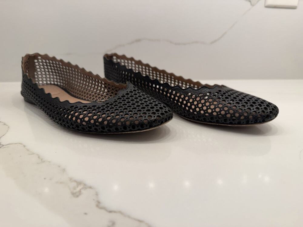 CHLOÉ Black Perforated Leather Scalloped Lauren Flats Sz US 8 EU 38.5 Casual